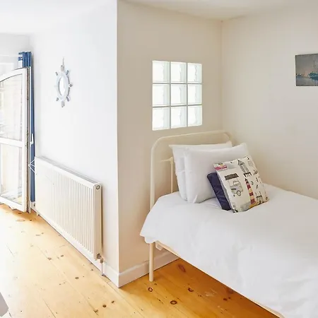 Mary Lyth - West Cliff With Parking * Whitby