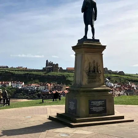 Mary Lyth - West Cliff With Parking Apartment Whitby
