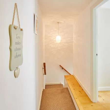 Mary Lyth - West Cliff With Parking וויטבי