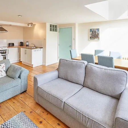 Mary Lyth - West Cliff With Parking * וויטבי