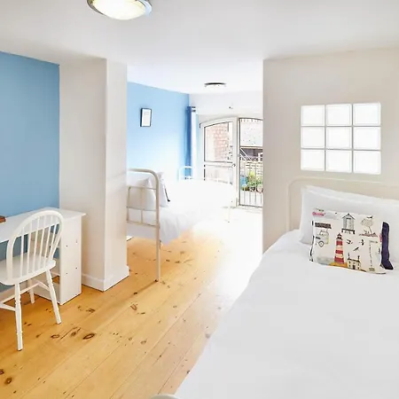 Mary Lyth - West Cliff With Parking * וויטבי