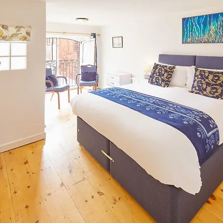 Mary Lyth - West Cliff With Parking Apartment Whitby