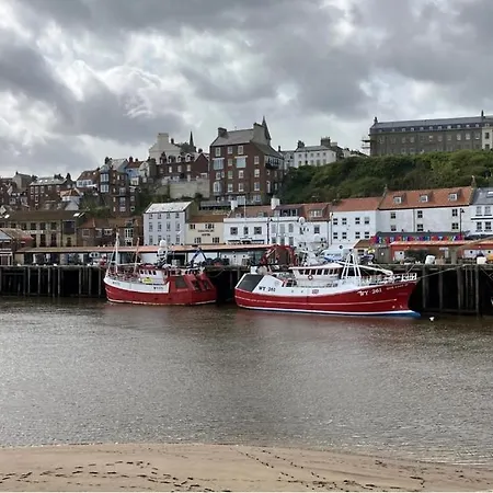 Mary Lyth - West Cliff With Parking Daire Whitby